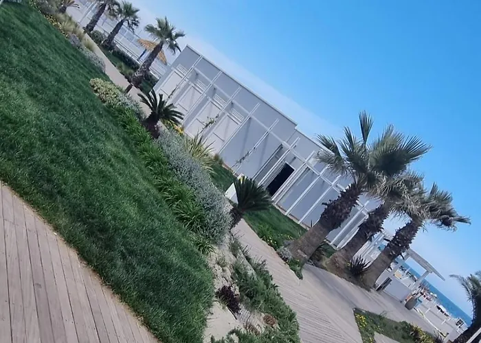 מלון דירות Crisvan 3*