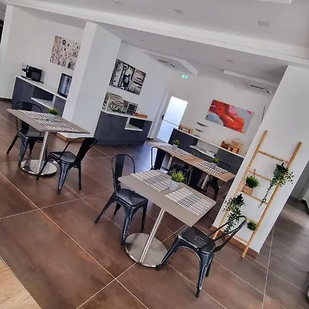 Hotel Apartments Crisvan 3*